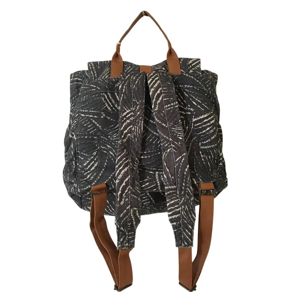 NWT lu & elle Paradise Palm Backpack Gray, White Interior Pockets Drawcord Close